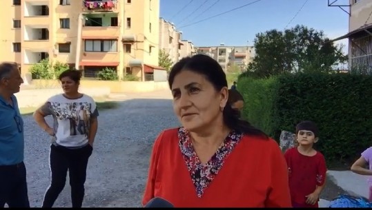 Tërmeti dëmton dy pallate në Elbasan/ Banorët kalojnë natën jashtë: Kemi frikë se jemi me fëmijë të vegjël (VIDOE)
