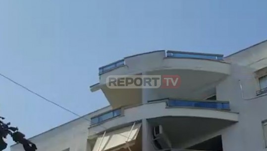 Shkëputet fasada në ballkonin e katit të fundit të një pallati te Drejtoria e Policisë (VIDEO)