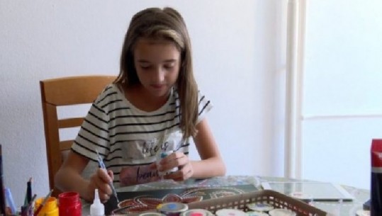 Nxënësja shet pikturat e saj për të blerë ilaçet e sëmundjes së rrallë (VIDEO)