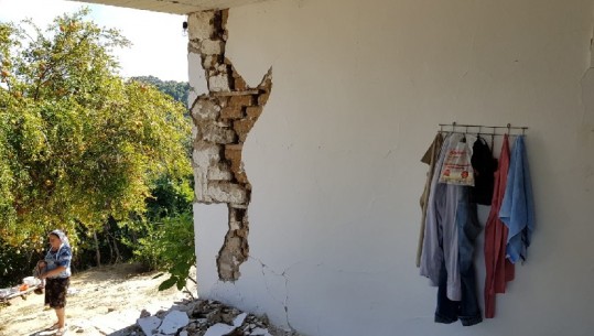 Muret janë çarë, suvaja në tokë, ja si është bërë shtëpia në Ndroq nga tërmeti (VIDEO)