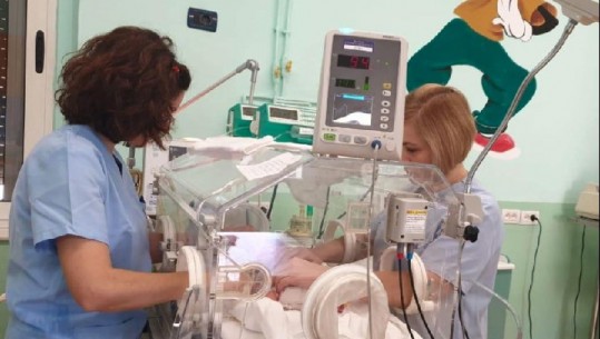 FOTOLAJM/ Ja si infermieret heroina të maternitetit 'Koço Gliozheni' vrapuan për të shpëtuar foshnjet në inkubatorë