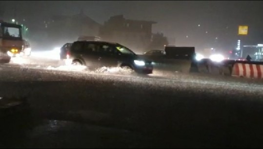  Stuhia në Tiranë, përplaset makina tek Unaza e Re