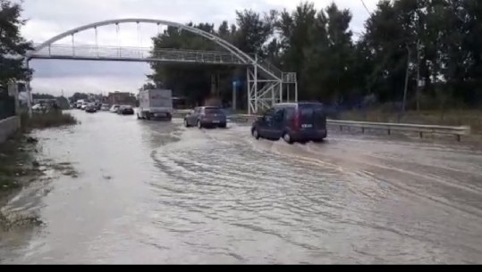 Trafik në autostradën Fushë Krujë-Milot nga përmbytjet