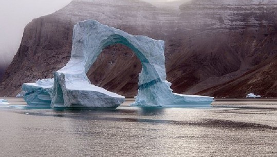 Turistët filmojnë çarjen e ajsbergut në Oqeanin Arktik (VIDEO)