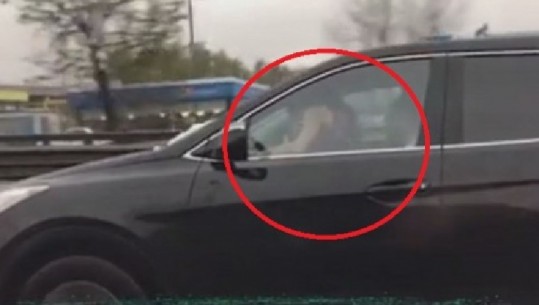 Çifti i të dashuruarve seks brenda në makinë, dy persona me armë i zbresin e i grabisin mjetin 'Fiat'