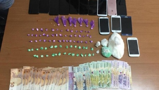 Arrestohet shpërndarësi i kokainës në Tiranë, i gjenden euro e telefona që i mbante peng në këmbim të drogës