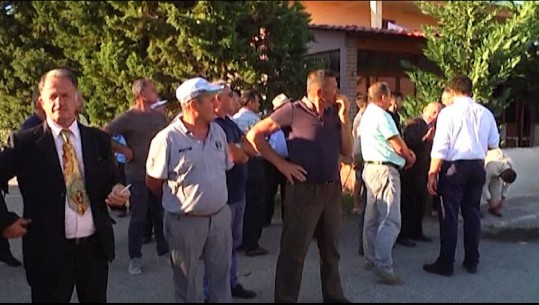 Uji nuk vjen, por faturat po! Dhjetëra banorë në Rrogozhinë në protestë: Na ka harruar çdo qeveri (VIDEO)