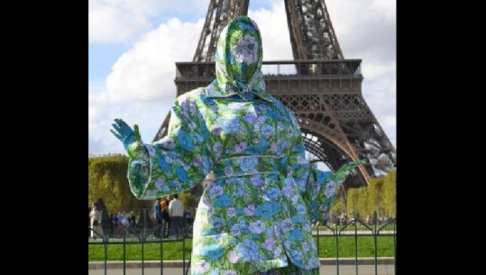 E maskuar nga koka tek këmbët! Cardi B i shokoi të gjithë me veshjen e saj në Paris (FOTO)