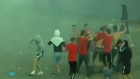 Përleshje në fushë, tifozat e Tiranës dhe Partizanit goditen me flakadanë e sende të forta (VIDEO)