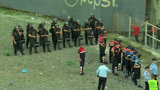 Përplasja mes tifozëve, FNSH dhe Policia marrin në dorë derbin e kryeqytetit (VIDEO)