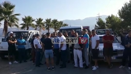 Peshkatarë dhe punonjës biznesesh bllokojnë rrugën në Pashalimani! Kundërshtojnë oraret për kalimin në bazën usharake (VIDEO)