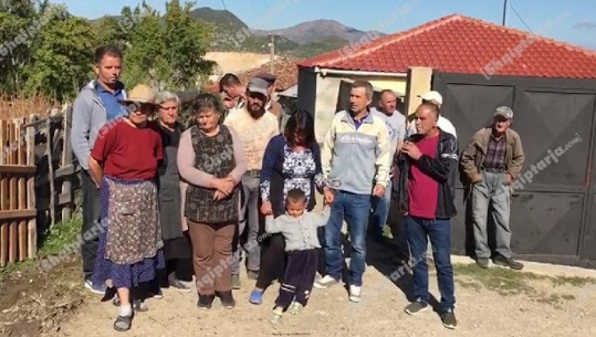 Iu prishën shtëpitë nga tërmeti/ Banorët e Floqit protestë: Vlerësim qesharak, s'i rregullojmë dot shtëpinë (VIDEO)