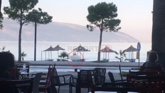 Mëngjesi i pazakontë në qendër të Vlorës/ Turisti i huaj del i zhveshur nga deti në sy të dhjetëra qytetarëve (VIDEO)