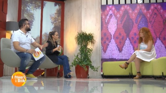 Aktorja e Al Pazar përlotet në emisionin 'Rreze Dielli', vëllai i bën surprizë me muzikën e babait të ndjerë (VIDEO)