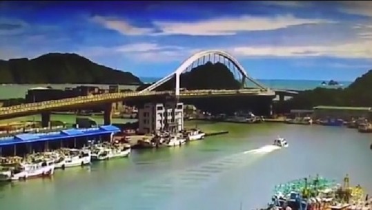 Momenti tronditës i shembjes së urës në Tajvan (VIDEO)