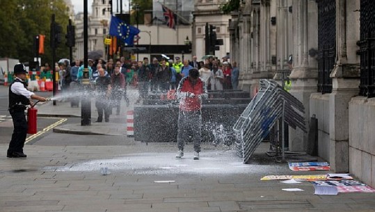 Parlamenti londinez, polici spërkat me sprait zjarrfikës 20 vjeçarin që tentoi të vetdigjej