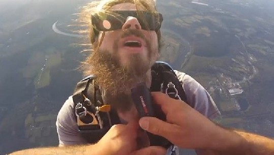 SHBA, një 30 vjeçar festoi kërcimin e tij të 400-të me parashutë... duke rruar mjekrën në ajër, në lartësi 3000 metra