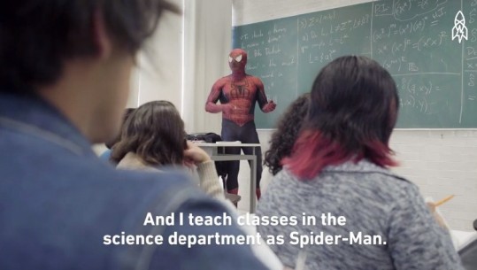 Një pedagog që jep mësim i veshur si Spiderman (VIDEO)
