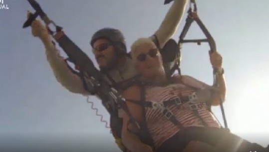 “Të shohësh vdekjen me sy”/ Prishet parashuta, turistja daneze përfundon në det (VIDEO)