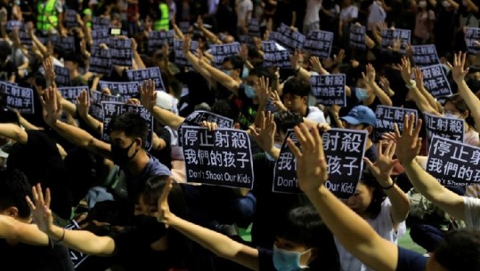 Hong Kong, manifestime  përpara shkollës së një protestuesi 18 vjeçar i cili u qëllua me armë zjarri nga policia