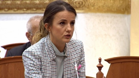 Rudina Hajdari: Deputetët të mos rrinë në kafe, të vijnë të disktojmë projekt-rezolutën (VIDEO)