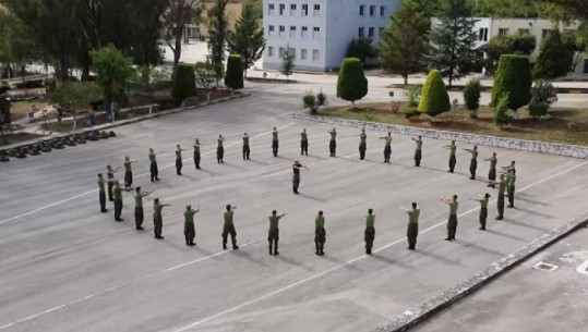 Pjesë e Forcave të Armatosura/ 12 vajza dhe 121 djem nisin stërvitjen në bazën e Bunavisë (VIDEO)