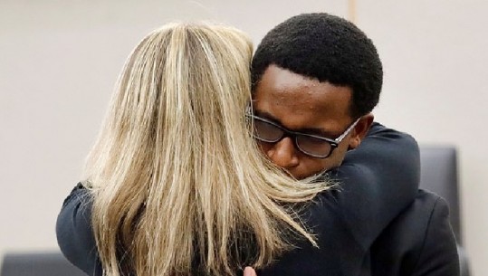 Adoleshenti përqafon me lot në sy vrasësen e të vëllait në gjykatë (VIDEO+FOTO)