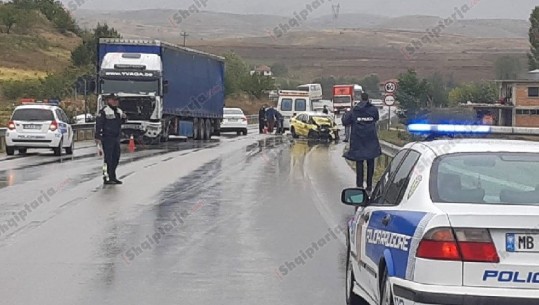 Tjetër aksident me vdekje,  trajleri përplas makinën me targa greke në Korçë (VIDEO)