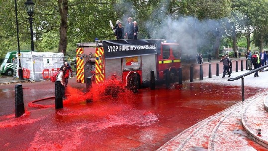 Londër/ 'Ndaloni financimin e vdekjes nga klima', spërkatat me 1.800 litra bojë të kuqe ndërtesa e Thesarit