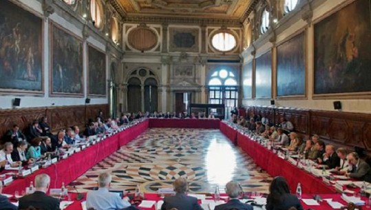 Përplasja me Metën për Kushtetuesen, 'Venecia' pranon kërkesën e Kuvendit për opinion (5 Pyetjet)