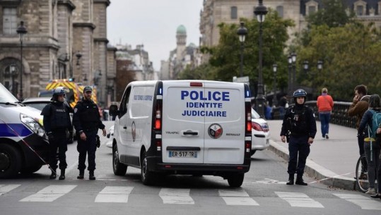Paris, funksionari i prefekturës agresion ndaj forcave të rendit. Viktimat e sulmit me thikë janë 4 policë, Presidenti Macron në vendngjarje 