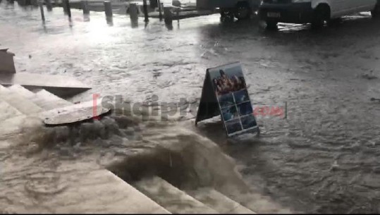 Reshjet e shiut përmbytin shkallët e ndërtuara një vit më parë në Sarandë, uji vërshon nëpër rrugë (VIDEO)