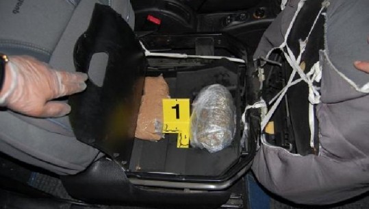 Kishte fshehur drogë dhe para në airbag-un e 'telekomanduar', arrestohet në Greqi 30-vjeçari shqiptar