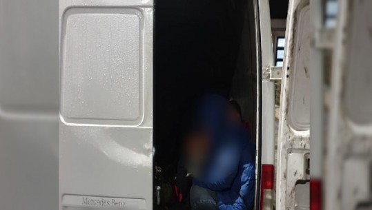 Lezhjani mbush furgonin me klandestinë, kapet në Morinë në tentativë për t'i kaluar në Kosovë