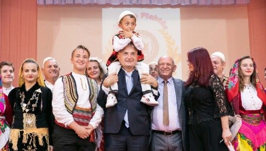 Mes artistëve dhe vogëlushin me shqiponjën kaliqafë, Meta nga Lezha: Shqiptarinë e kemi bashkë (VIDEO)
