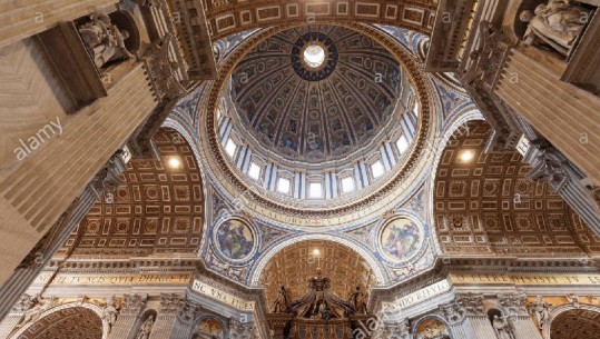Vatikan/Bazilika e Shën Pjetrit, fragmente të tavanit bien gjatë meshës së Papës