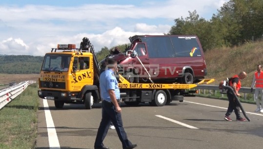 Furgoni i udhëtarëve përplaset me kamionin në autostradën e Kosovës, vdesin dy persona nga Tirana (VIDEO)