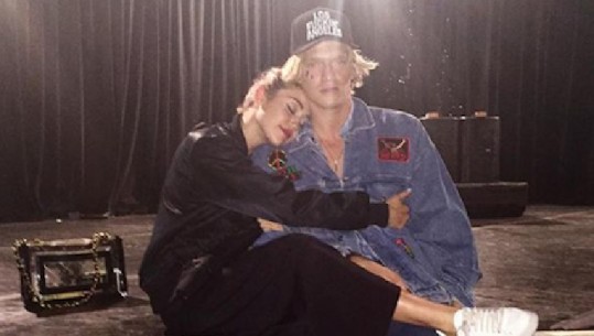 Miley Cyrus fotografohet duke u puthur me shokun e ngushtë