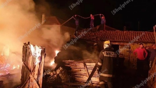 Zjarr i madh në një fermë në Maliq, shkrumbohet baza ushqimore, flakët rrezikojnë disa banesa (FOTO)