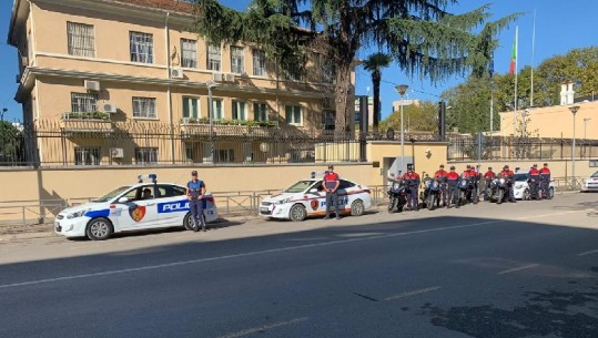 Hajduti vrau dy policë në Itali/ Gjesti i veçantë që bën policia shqiptare përballë Ambasadës (VIDEO)