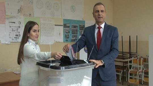 Serbi Sllobodan Petroviç i LSL-voton me dokumenta të Kosovës