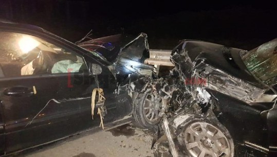 EMRAT/ Dy viktima e dy të plagosur në Cërrik! Karroca me gomar i pret rrugën, makina përplaset me një tjetër (Pamjet)