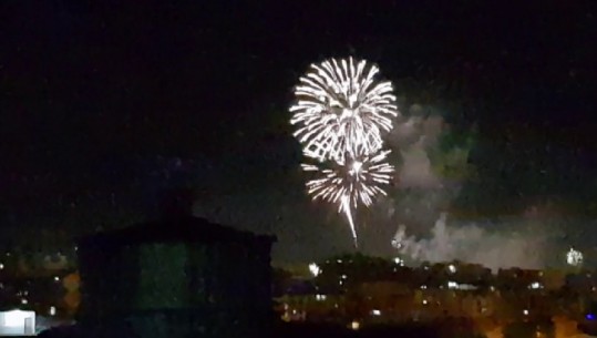 Simpatizantët e LVV-së fillojnë të festojnë me fishekzjarrë