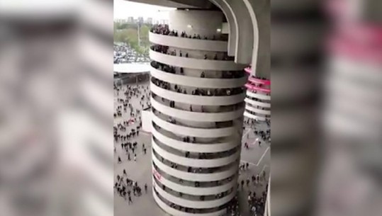 Milano, rrotullohen pabesueshmërisht shkallët e San Siros… por është një efekt optik, viral në rrjetet sociale (VIDEO)