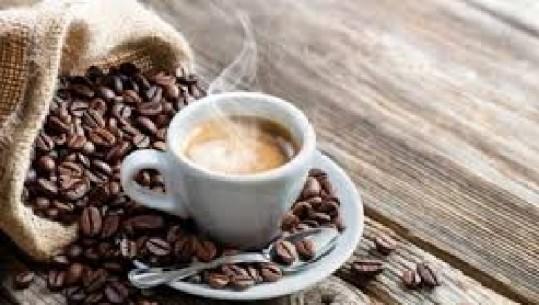 Shqiptarët rritën konsumin e kafesë për frymë, vendi rekord për numrin e lartë të bar-kafeve