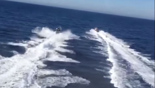 Policia po i ndiqte në det, por përplaset me gomonen e tyre...trafikantët bëjnë gjestin që askush s'e priste (VIDEO)
