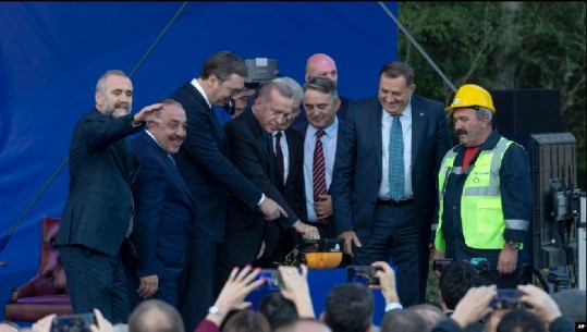 Erdogan merr pjesë në përurimin e autostradës Beograd-Sarajevë