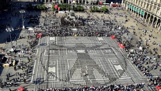 Milano/Piazza Duomo, një tryezë e madhe me 10 mijë pjata boshe për të folur për urinë në botë