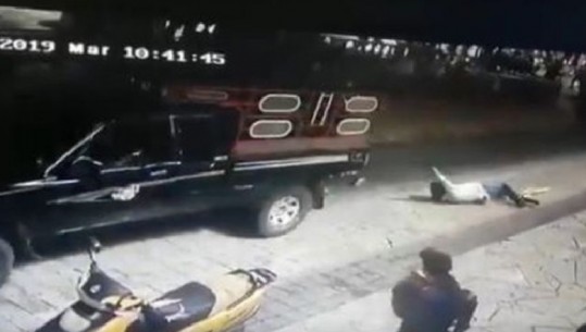 Banorët e revoltuar  lidhin kryetarin pas kamionit dhe e tërheqin zvarrë në rrugë (VIDEO)