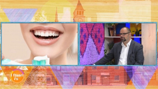 Gabimet që keni bërë deri tani në larjen e dhëmbëve, stomatologu: Hiqni pastën! (VIDEO)